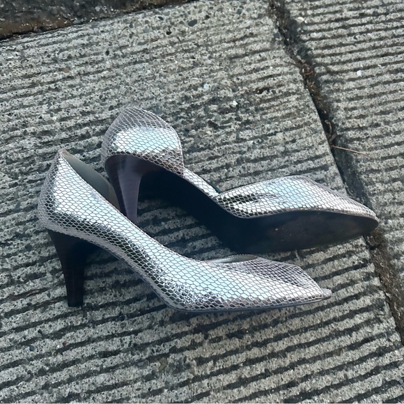 Metallic Silver Textured Peep Toe Pumps Size 6 - Picture 4 of 5